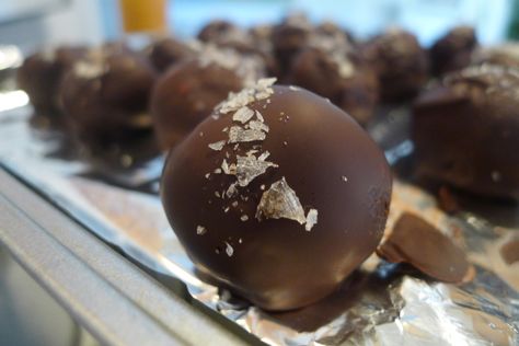 Salted Caramel Truffles Recipe, Glass Tupperware, Salted Caramel Truffles, Carmel Chocolate, Dark Chocolate Salted Caramel, Caramel Truffles, Dark Chocolate Caramel, Caramel Truffle, Dark Chocolate Truffles