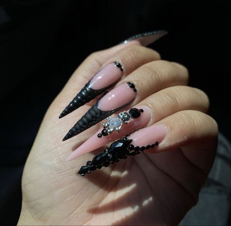 Stilleto Nails Designs, Sharp Nails, Long Stiletto, Lace Nails, Swarovski Nails, Pointed Nails, Grunge Nails, Stiletto Nails Designs, Glow Nails