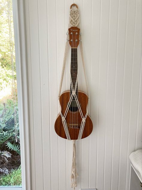 Guitar Hanging Ideas Diy, Macrame Guitar Hanger Tutorial, Guitar Macrame, Guitar Hanging Ideas, Macrame Ukulele Hanger, Basket Macrame, Ukulele Hanger, Macrame Furniture, Guitar Hanger