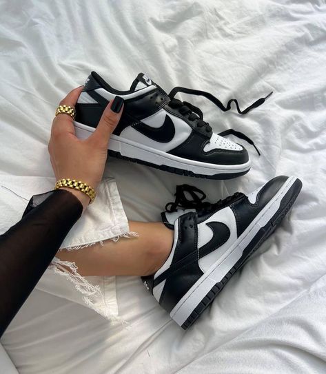 Nike Air Force 1 Outfits, Nike Dunk Low Outfit Woman, Edgy Fall Outfits, Minimalist Sneakers, Skor Sneakers, Pretty Shoes Sneakers, Fashion Shoes Heels, Tenis Nike, Cute Nike Shoes