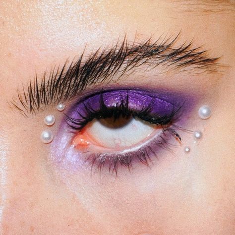 Uploaded by ржавый нoж. Find images and videos about makeup, eye and purple. pearl on We Heart It - the app to get lost in what you love. Make Up Color, Make Carnaval, High Fashion Makeup, Avant Garde Makeup, Purple Makeup, Unique Makeup, Beauty Balm, Creative Eye Makeup, Perfect Eyes