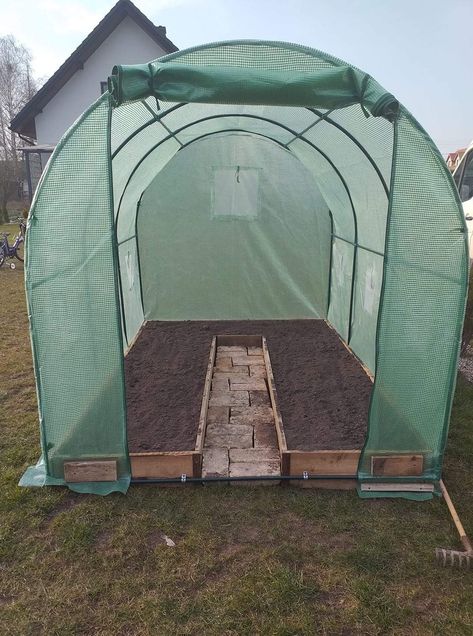 Polytunnel Layout Ideas, Polytunnel Ideas, Tunnel Greenhouse, Vegetable Garden Planner, Small Vegetable Gardens, Vegetable Garden Diy, Chicken Garden, Backyard Greenhouse, Crafts For Adults