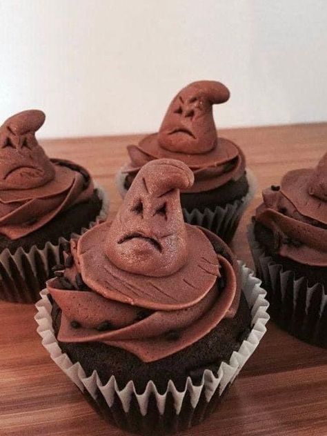 Harry Potter Phoenix, Tort Harry Potter, Hat Toppers, Harry Potter Treats, Harry Potter Desserts, Gateau Harry Potter, Harry Potter Snacks, Harry Potter Cupcakes, Harry Potter Marathon