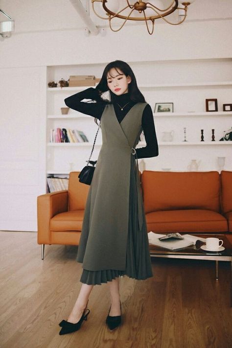 retouch and stylist in korean style Modest Korean Fashion, Korean Modest Fashion, Ullzang Style, Simpul Dasi, Sweet Outfits, Asia Fashion, Chic Evening Dress, Fashion Feminine, Ladylike Style