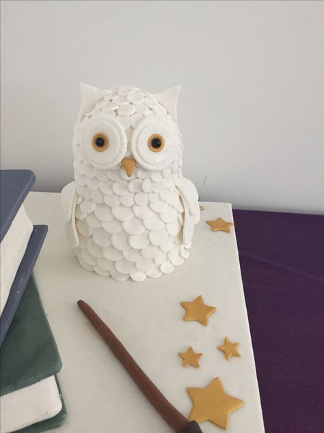 Harry Potter Hedwig cake Harry Potter Hedwig Cake, Hedwig Cake, Lily Harry Potter, Harry Potter Themed Food, Harry Potter Cupcakes, Harry Potter Hedwig, Harry Potter Owl, Harry Potter Theme Birthday, Harry Potter Birthday Cake