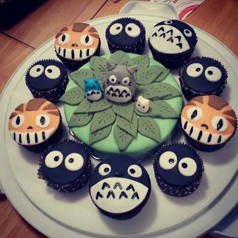 Studio Ghibli cupcakes Nerdy Desserts, Totoro Cupcakes, Sala Nerd, Ghibli Girl, Studio Ghibli Party, Totoro Party, Anime Cake, Cake Blog, Kawaii Food