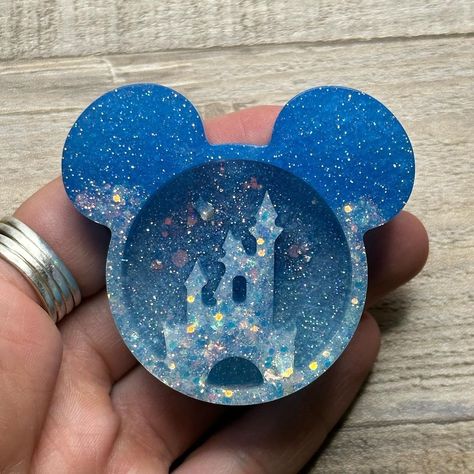 Disney Resin, Resin Shakers, Craft Resin, Resin Crafts Tutorial, Resin Ideas, Resin Artwork, Origami Crafts Diy, Resin Tutorial, Diy Cricut