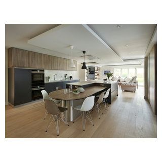 The Gate House - Contemporary - Kitchen - Berkshire - by Snug Kitchens | Houzz AU Kitchen Island With Table Attached, Seating Area In Kitchen, Round Kitchen Island, Statement Kitchen, Kitchen Island Dining Table, House Contemporary, Mediterranean Kitchen, Open Plan Kitchen Living Room, Kitchen Island Table