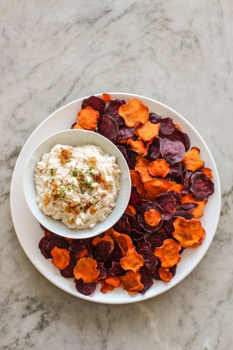 healthy caramelized onion dip with crispy baked sweet potato chips Potato Chips And Dip, Homemade Sweet Potato Chips, Sweet Potato Dip, Potato Dip, Sweet Potato Chips Baked, Beetroot Recipes, Sauces Recipes, Caramelized Onion Dip, Orange Sweet Potatoes