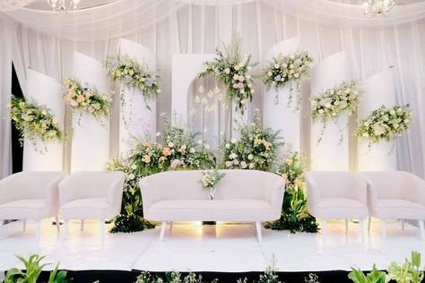 Dekor Pernikahan Simple, Dekorasi Wedding Simple, Kursi Pelaminan, Indian Wedding Deco, Dekorasi Wedding, Wedding Tent Decorations, Nikah Decor, Engagement Stage Decoration, Reception Stage Decor