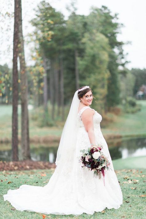 All 4 Seasons, Woods Wedding, Groom Photoshoot, Plus Size Bridal, Wedding Portrait Poses, Bride Pictures, Bride Photoshoot, Photos Poses, Bridal Poses