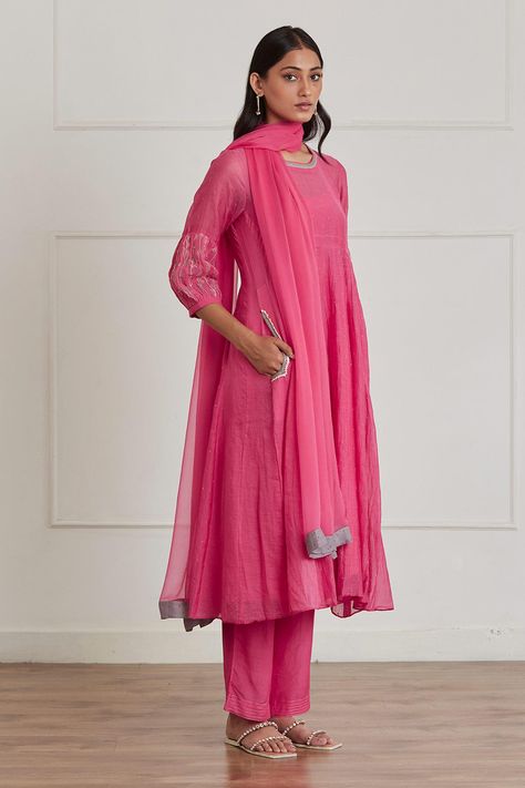 Kurta Hand Designs, Indian Wedding Dress Traditional, Pink Anarkali, Plain Maxi Dress, Embroidered Anarkali, Kurti Patterns, Indian Dresses Traditional, A Line Kurta, Embroidery Suits Design