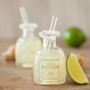 Margarita two-sip shots in miniature tequila bottles #drinks #alcohol #cocktails Margarita Shots, Být Fit, How To Make Margaritas, Mango Margarita, Tequila Bottles, Tequila Shots, God Mat, Margarita Recipes, Party Drinks