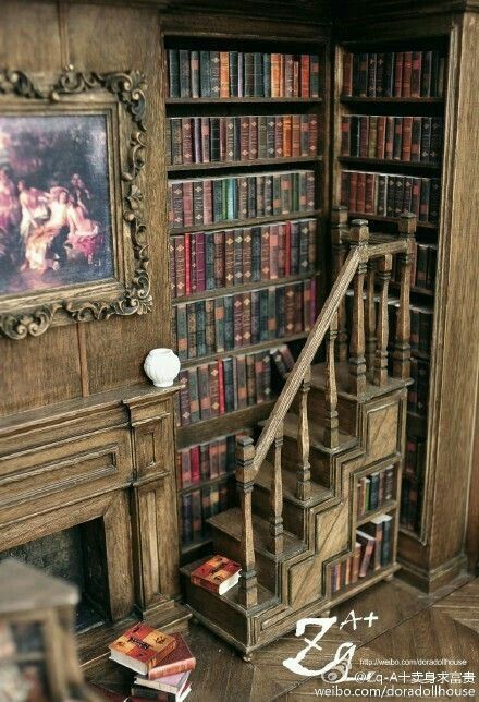 Miniature library Dollhouse Library, Mini Library, Haunted Dollhouse, Old Library, Dollhouse Projects, Dolls House Interiors, Miniature Rooms, Home Libraries, Miniature Diy