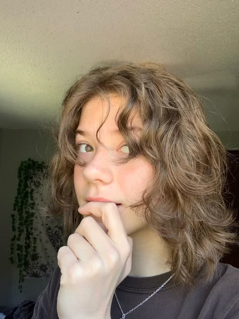 Short Curly Layers, Lesbian Haircut Medium, Short Wavy Brown Hair, Hair Cuts Oval Face, Shortish Hair, Oval Face Haircuts, Shaggy Hair, Wavy Haircuts, Thick Curly Hair