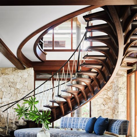 A kitesurfer’s Maui dream house finds its mojo thanks to Martyn Lawrence Bullard. Tropical Staircase, Martyn Lawrence Bullard Design, Martyn Lawrence Bullard, Beach House Interior Design, Tropical Bedrooms, Koa Wood, Beach House Interior, Maine House, Elle Decor