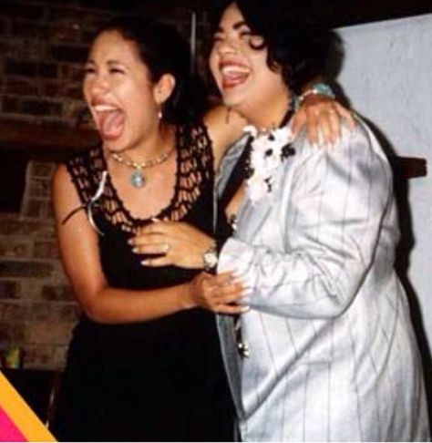 Selena & Suzette Selena Quintanilla And Chris Perez, Selena Quintanilla Family, Rare Pictures Of Selena Quintanilla, Suzette Quintanilla, Selena Quintanilla With Chris, Selena Pics, Selena Quintanilla Chris Perez, Selena Perez, Selena Quintanilla Outfits