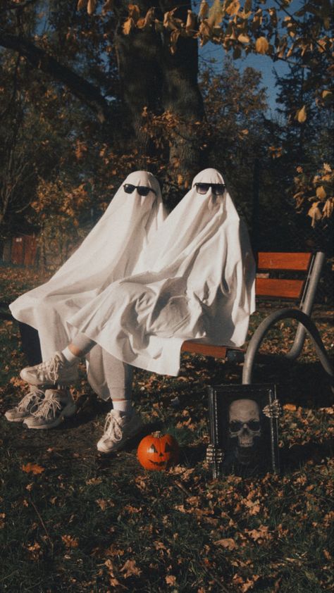 Aesthetic Ghost Picture Trend, Ghost Pumpkin Photoshoot, Halloween Sheet Ghost Pictures, Halloween Editorial Photography, Halloween Insta Post, Funny Ghost Pictures, Halloween Pictures Ideas, Halloween Ghost Aesthetic, Halloween Aesthetic Scary