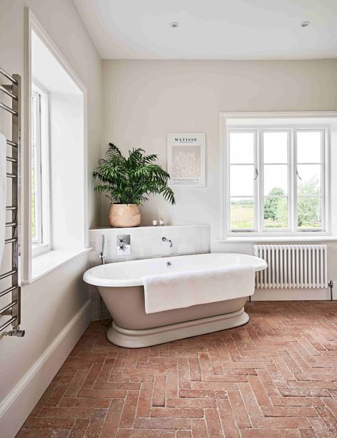 Bathroom Design: Cosy Farmhouse Bathroom With Terracotta Floor Bathroom With Terracotta Floor, Cosy Farmhouse, Terracotta Floor, Bathroom Showrooms, Luxury Bathrooms, Farmhouse Bathroom, Modern Aesthetics, Luxury Bathroom, Luxury Interior