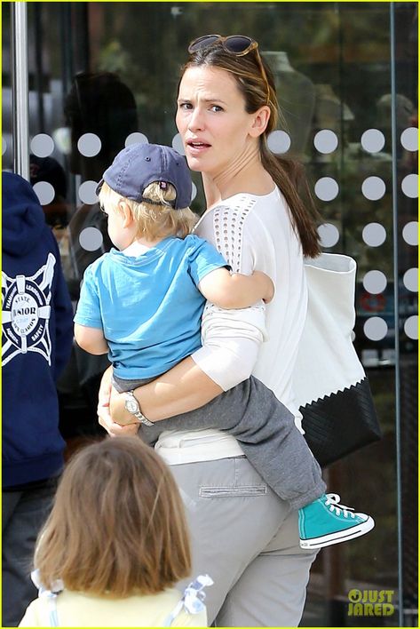 Jennifer Garner takes her kids Violet, Seraphina and Samuel to the Natural History Museum on August 3, 2013 Jennifer Garner 2000s, Electra Jennifer Garner, Jennifer Garner Valentines Day, Jennifer Garner Selfie, Jennifer Garner Kids, Natural History Museum, Celebrity Kids, Jennifer Garner, History Museum