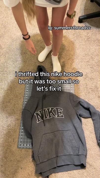 Diy Hoodie Refashion, Diy Sweatshirt Refashion, Tailoring Diy, Upcycled Hoodie, Hoodie Upcycle, Diy Fashion No Sew, Clothes Upcycle, Sweatshirt Makeover, T Shirt Hacks