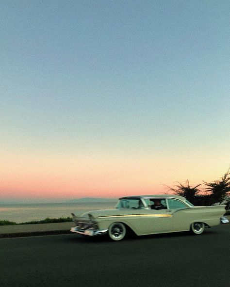 vintage car driving at sunset in santa cruz Beach Car Aesthetic, Vintage Cars Aesthetic, Impala Car, Car Sunset, Beachy Wallpaper, Sunset Shoot, Sunset Tattoos, Beach Cars, Cars Usa