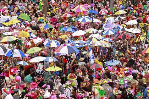 Dunkerque, le 2 mars 2014. Premier jour des trois joyeuses du carnaval avec la bande de Dunkerque qui dfile dans les rues du centre ville avant de participer au lancer de harengs depuis le balcon de l'htel de ville. Mars, Carnival, Umbrella, Lego, Bullet Journal, France, Collage, Pins