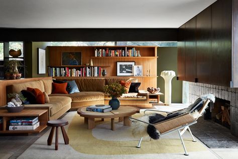 8 Mid-Century Modern Living Rooms Without an Eames Chair in Sight Gentlemen Lounge, Studio Shamshiri, Midcentury Architecture, Hollywood Hills Homes, Mid Century Colors, Modernist House, Mid Century Living, Mid Century Modern Living Room, Hollywood Hills