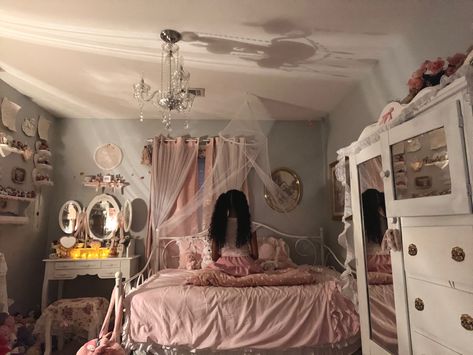 #coquette #dollette #coquettepoc Coquette Canopy Bed, Shabby Chic Room, House Deco, Girly Room, Lou Lou, Pretty Room, Doll Parts, Dream House Exterior, Room Inspiration Bedroom