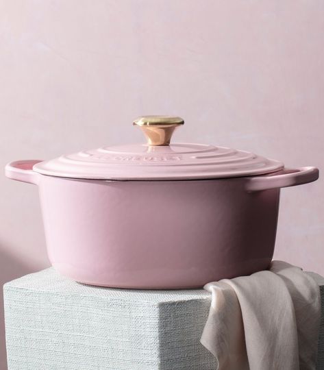 Le Creuset Skillet, Le Creuset Cast Iron, Shell Pink, Shabby Chic Diy, Cookware Sets, Kitchen Set, Le Creuset, Capsule Collection, Soup Bowl