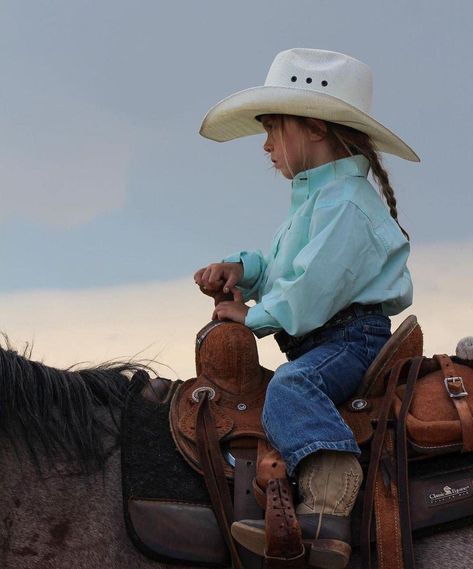 Little cowgirl riding Western Baby Clothes, Country Baby Girl, Herding Cattle, Dream Kids, Cowgirl Magazine, Western Babies, Rodeo Life, Western Life, Country Kids