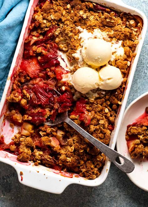 Rhubarb And Apple Crumble, Desserts Spring, Easy Rhubarb Recipes, Rhubarb Crumble Recipes, Tart Fruit, Crisp Topping, Spring Produce, Crumble Pie, Strawberry Rhubarb Crisp