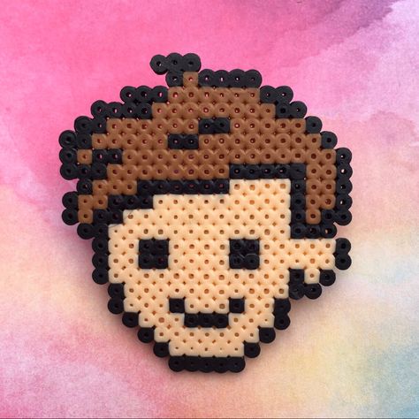 Cute Louis Tomlinson pin!! Perler Beads Harry Styles, One Direction Perler Beads, Harry Styles Perler Beads, Twenty One Pilots Perler Beads, One Direction Pixel Art, Hamilton Perler Beads, Louis Tomlinson Cross Stitch, One Direction Crafts, Hamma Beads Ideas