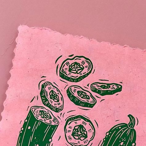 Frieda on Instagram: "Where are my pickle lovers at?! 🥒🥒 #pickle #cucumber #pickles #printmaking #printmakersofinstagram #linocutprinting #linocut #colorfulart #handmade #handcrafted #handmadewithlove #spreewäldergurkentag #spreewaldgurke #gurke #sauregurken #linoldruck" Pickle Sketch, Pickle Drawings, Pickles Drawing, Pickle Branding, Pickles Illustration, Pickle Aesthetic, Pickles Aesthetic, Pickle Drawing, Cucumber Illustration