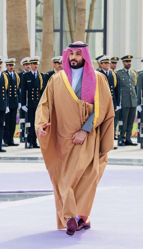 King Salman Saudi Arabia, Mohamed Bin Salman, Saudi Arabia Prince, Baby Bump Pictures, Bin Salman, Pink Wallpaper Hello Kitty, Captain America Wallpaper, Royal Family Pictures, Royal Clothing