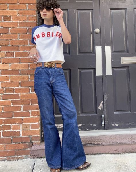 70s Bell Bottoms Outfits, Bell Bottom Outfit Ideas, Bellbottom Pants Outfits, Dustin Vuong, 80s Rock Outfit, 70s Bell Bottoms, 70s Fashion Men, 70s Inspired Outfits, 70 Style