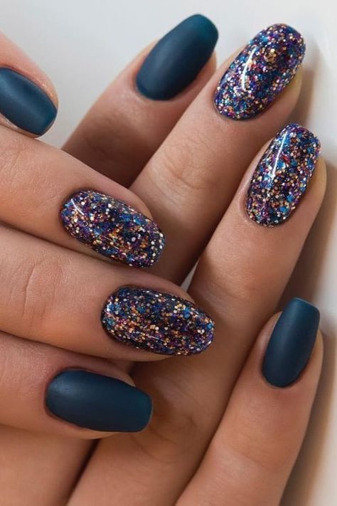 Dark winter nail design 💙 Sparkling Blue Nails, Dark Winter Nail Ideas, Solid Winter Nails, Winter Blue Nail Ideas, Navy Blue Nails Designs Classy, Dark Nails With Design, Navy Blue Sparkle Nails, Short Winter Acrylic Nails, Dark Winter Nail Colors