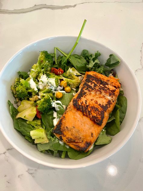 Salmon Salad Bowl, Salad Inspiration, Salmon Bowl, Healthy Food Inspiration, Salmon Salad, Healthy Food Motivation, Healthy Foodie, Food Goals, Food Is Fuel