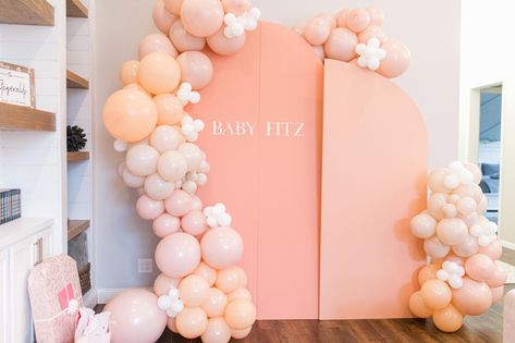 baby shower ideas backdrop One Sweet Peach Backdrop, Baby Shower Ideas Backdrop, Peach Baby Shower Ideas, Peach Backdrop, Coral Baby Shower, Modern Baby Shower Games, Peach Baby Shower, Baby Shower Table Decorations, Sprinkle Shower