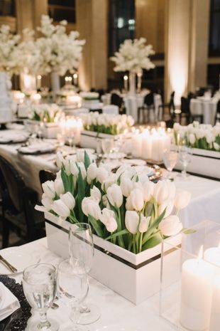 Wedding With Tulips, Candles And Flowers, White Centerpieces, Tulip Wedding, Wedding Motifs, Tafel Decor, Unique Wedding Flowers, Wedding Floral Centerpieces, Unique Centerpieces