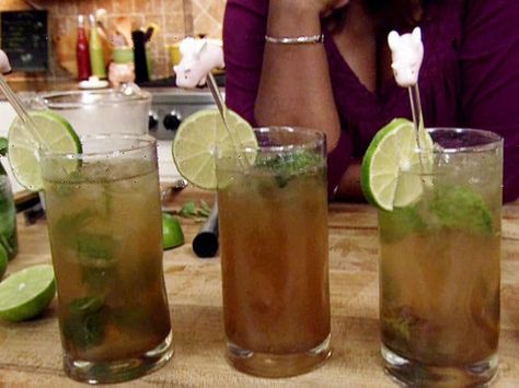 Brown Sugar Mojitos! I made this with Andy and Jude tonight. So easy and so delicious! Brown Sugar Recipes, Celebrity Recipes, Colorful Drinks, Mojito Recipe, Cocktail Drinks Recipes, Pretty Drinks, What To Cook, Food Network, Mojito