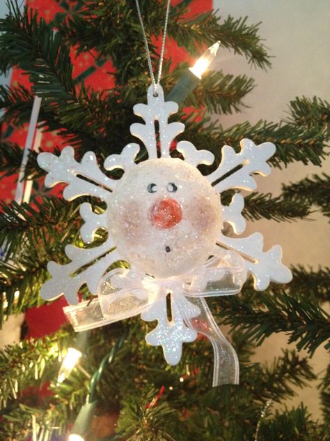 Snowman ornament. Made from dollar store snowflake and a cut in half styrofoam ball painted like a snowman. Christmas 2008 Diy Christmas Snowman, Snow Decorations, Paint Face, Snowmen Ornaments, Christmas Snowmen, Snow People, Homemade Ornaments, Diy Snowman, Halo Hair