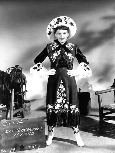 ANNIE GET YOUR GUN (1950) - Judy Garland as 'Annie Oakley' - fired from film;  replaced by Betty Hutton. Nudie Suit, Helen Rose, Fashion 40s, Buckle Bunny, Cowgirl Pictures, Vintage Western Wear, Annie Oakley, The Pope, Vintage Cowgirl