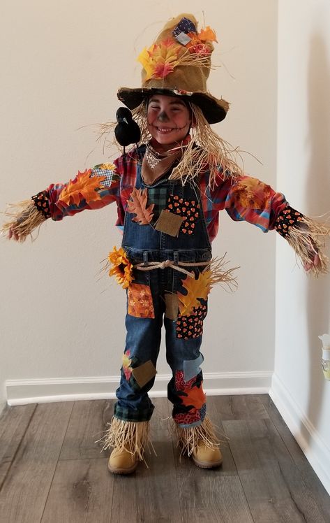 Boy Scarecrow Makeup, Diy Kids Scarecrow Costume, Family Scarecrow Costumes, Scarecrow Family Costume, Diy Scarecrow Costume For Kids, Scarecrow Kids Costume, Scarecrow Ideas Costume, Scarecrow Costume Men, Scarecrow Makeup For Kids