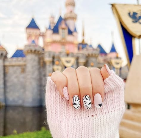 21 Magical Disney Nail Ideas - Lauren Erro Olaf Nails, Disney Nail Ideas, Disney World Nails, Disney Themed Nails, Disney Princess Nails, Disneyland Nails, Disney Nail Designs, Mickey Mouse Nails, Disney Inspired Nails