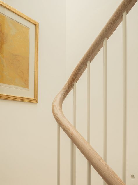 Scandinavian Stair Railing, Beach Houses Architecture, Home Stairs, Oak Handrail, Danish House, Staircase Interior Design, Danish Interior Design, Wood Handrail, Staircase Handrail