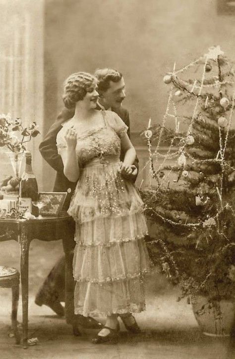 Christmas Pictures Vintage, Victorian Christmas Tree, Christmas Photograph, Old Time Christmas, Vintage Christmas Photos, Ghost Of Christmas Past, Christmas Ephemera, Vintage Couples, Vintage Christmas Images