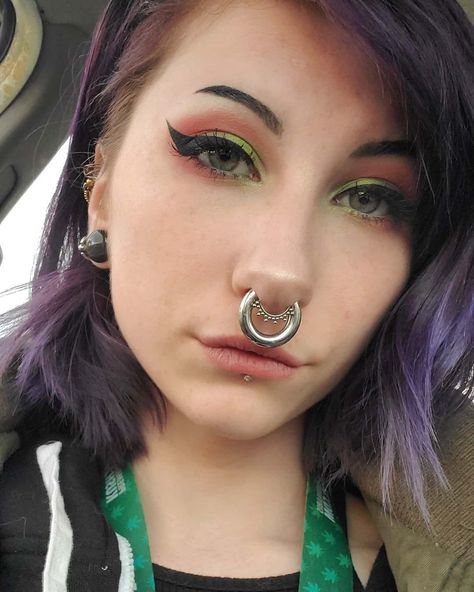 Women with huge septums Huge Septum, Septum Piercing Girl, Septum Woman, Body Modification Piercings, Piercing Girl, Facial Pictures, Double Nose Piercing, Cute Nose Piercings, Septum Piercing Jewelry