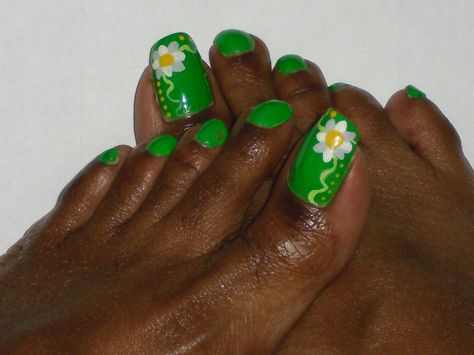 Green Floral Toe Art Design  Youtube user : akimit1114  Tutorial posted Green Toe Nails, Toe Art Designs, Easter Green, Toenail Art Designs, Simple Toe Nails, Easter Nail Designs, Flower Silhouette, Matte Nails Design, Chevron Patterns