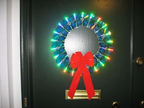 A wreath made out of old cd's , a wood ring, hot glue and a festive ribbon. It looks like there are lights, but they don't appear in the tutorial. Old Cd Crafts, Recycled Christmas Decorations, Recycled Cds, Cd Diy, Old Cds, Cd Crafts, Cd Art, Homemade Holiday, Navidad Diy